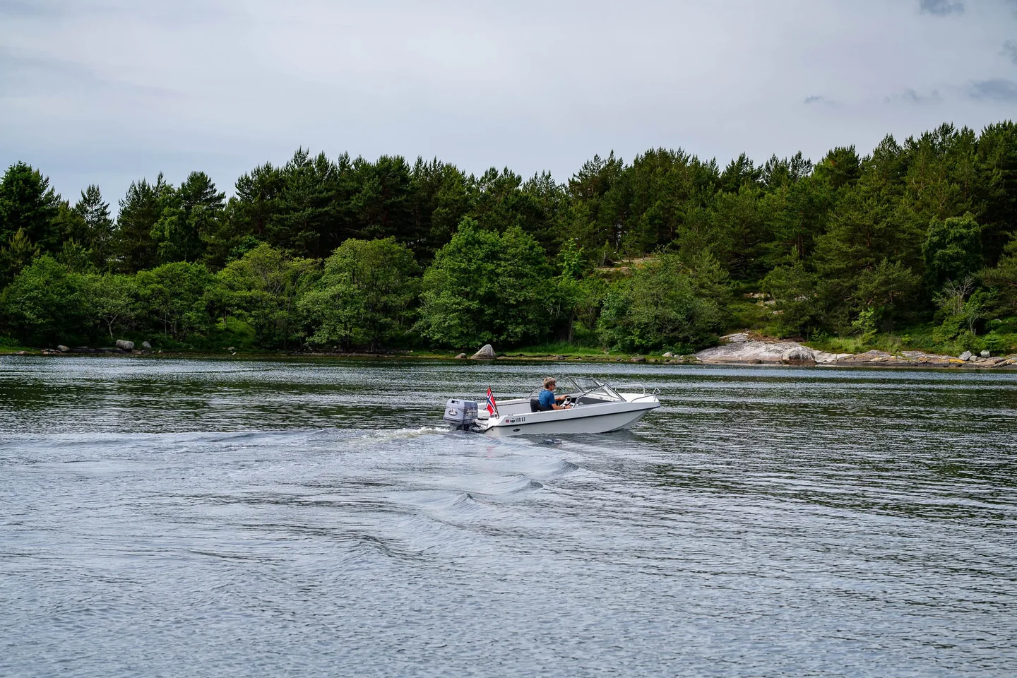 Trifoil 100GT leaving a wake across the water