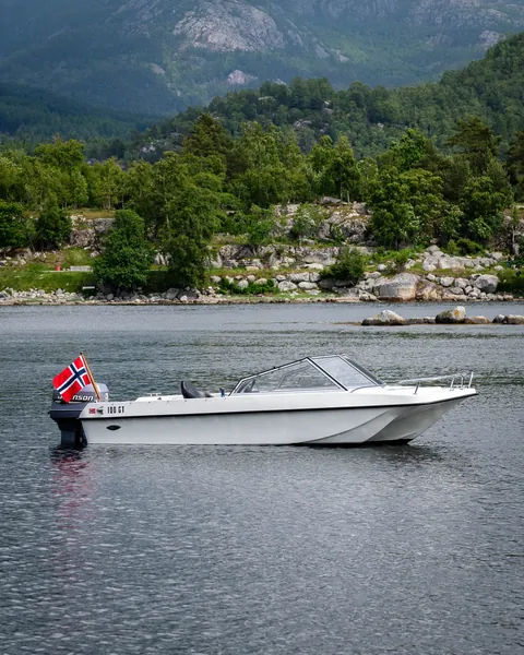 Trifoil 100GT in profile on the water