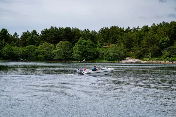 Trifoil 100GT leaving a wake across the water
